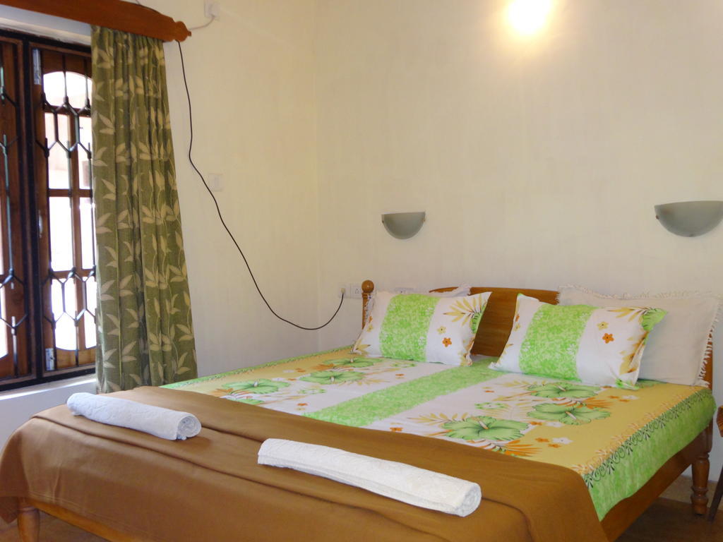 Pinto Guest House Candolim Rum bild
