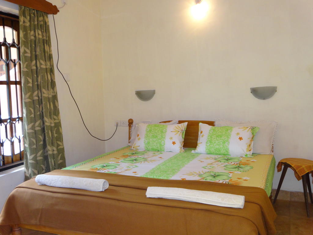 Pinto Guest House Candolim Rum bild