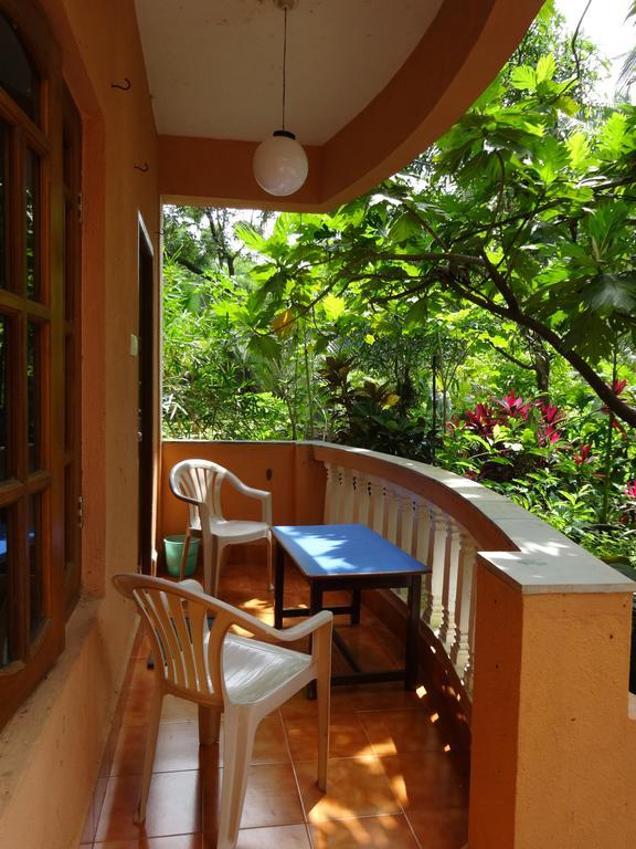 Pinto Guest House Candolim Rum bild