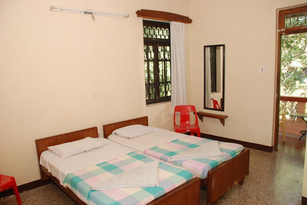 Pinto Guest House Candolim Rum bild