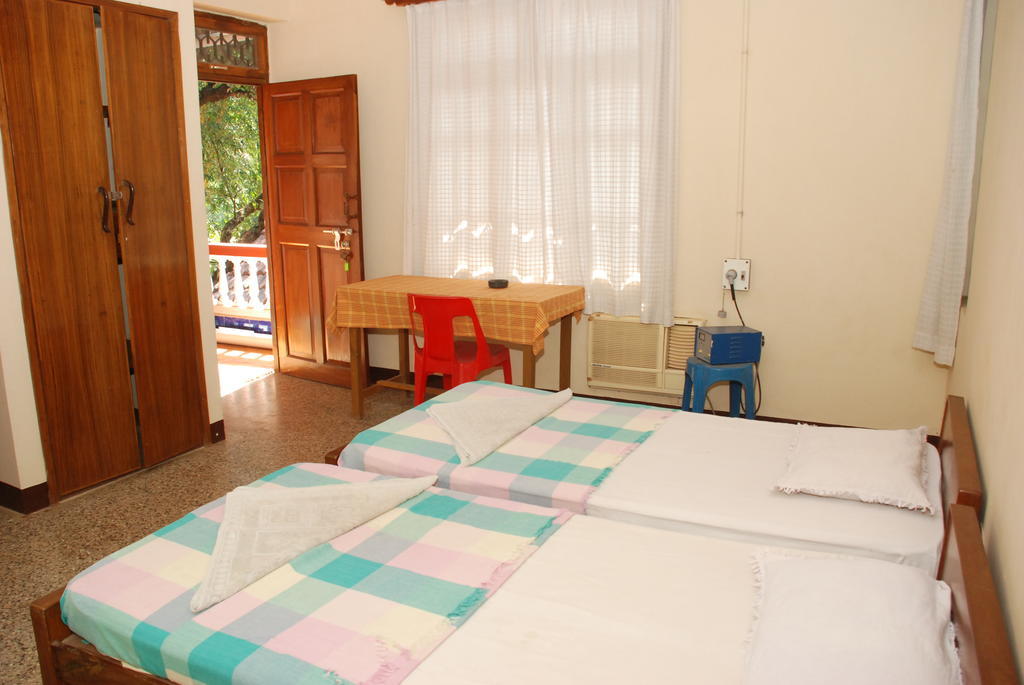 Pinto Guest House Candolim Rum bild