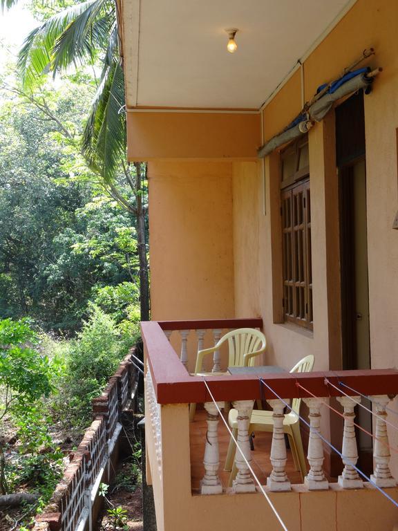 Pinto Guest House Candolim Rum bild