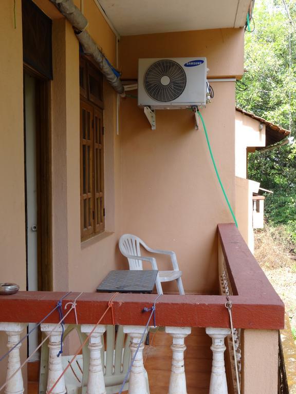 Pinto Guest House Candolim Rum bild