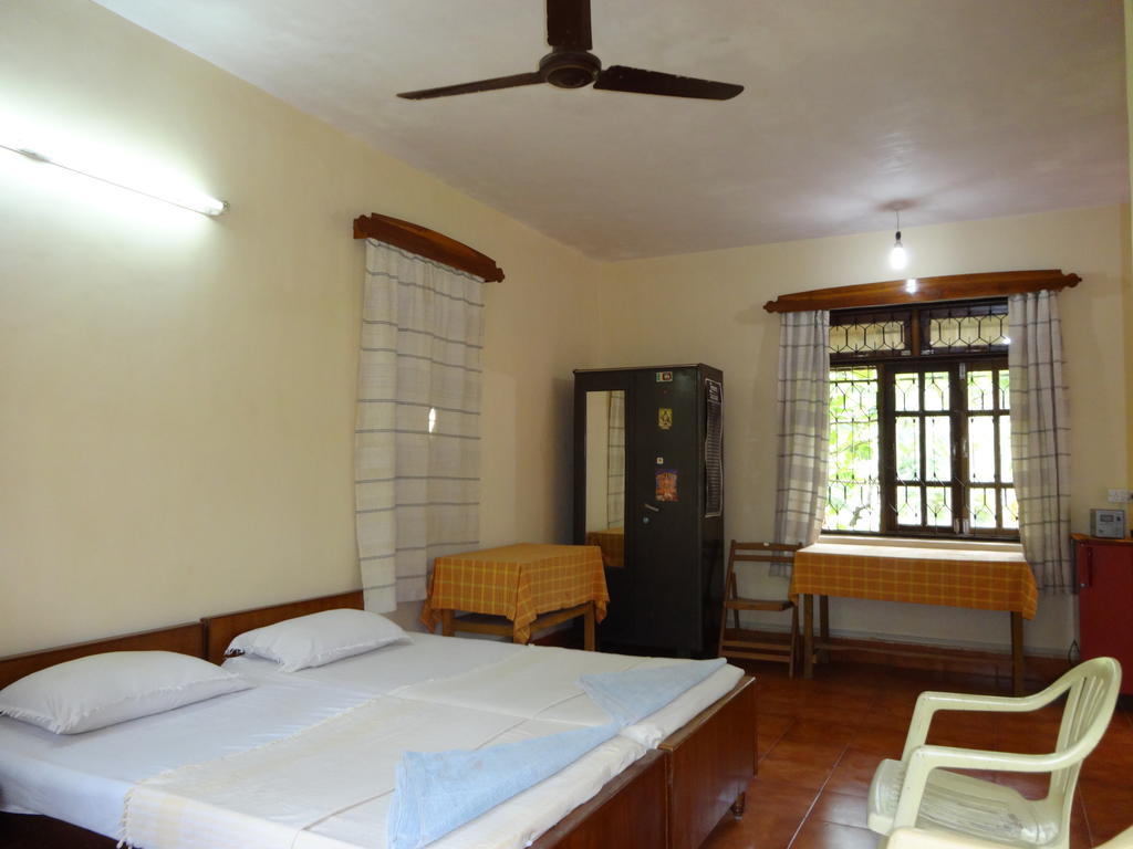 Pinto Guest House Candolim Rum bild