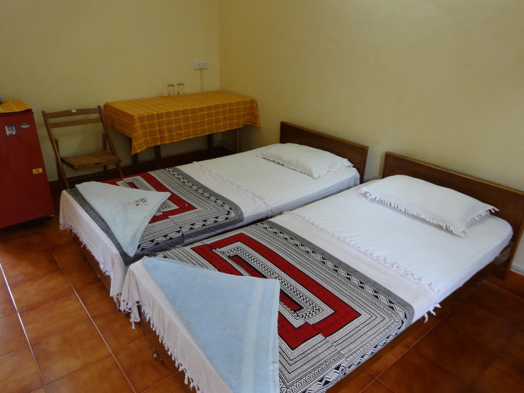 Pinto Guest House Candolim Rum bild